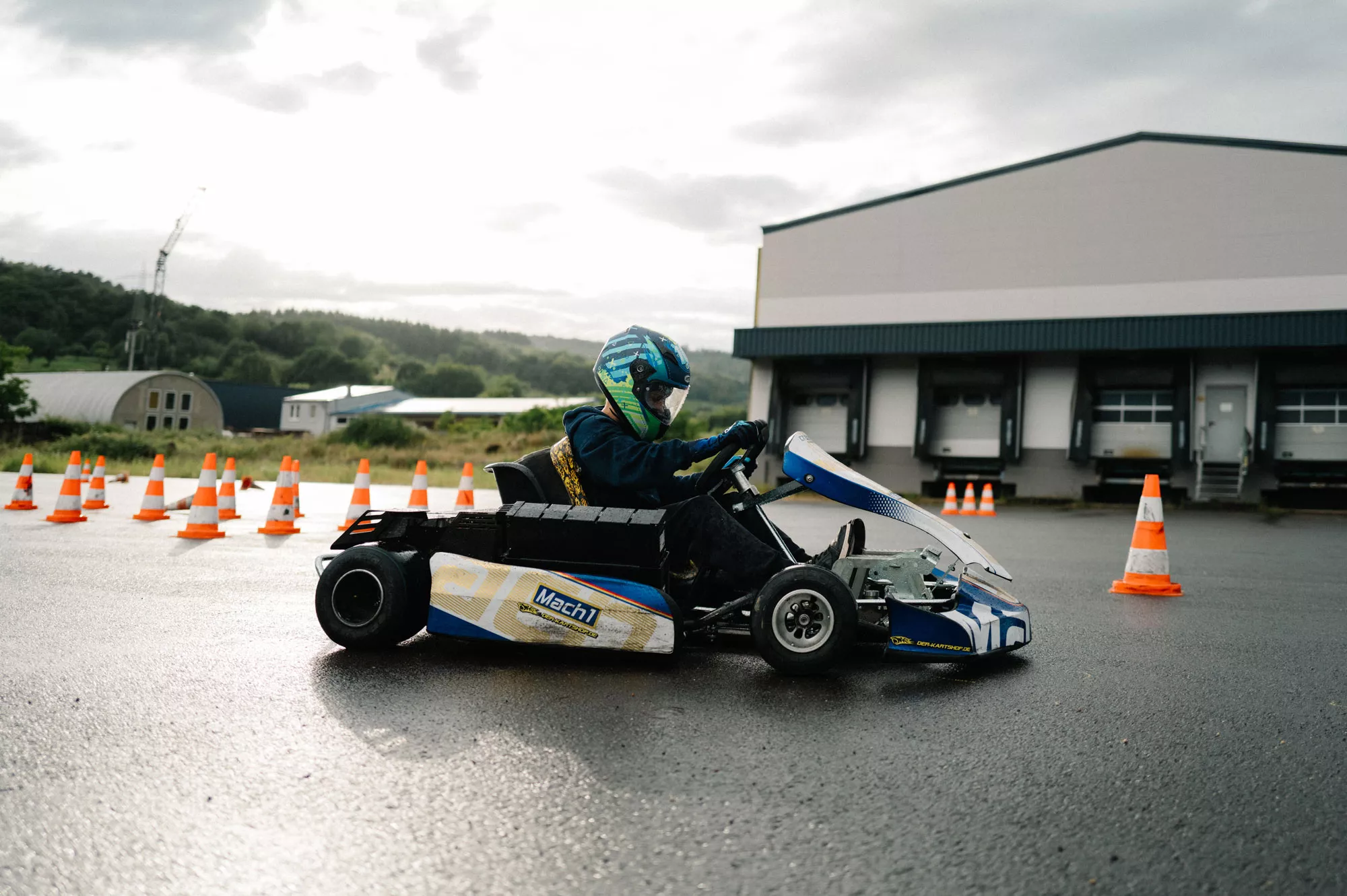 Kart auf dem Slalom-Parcours