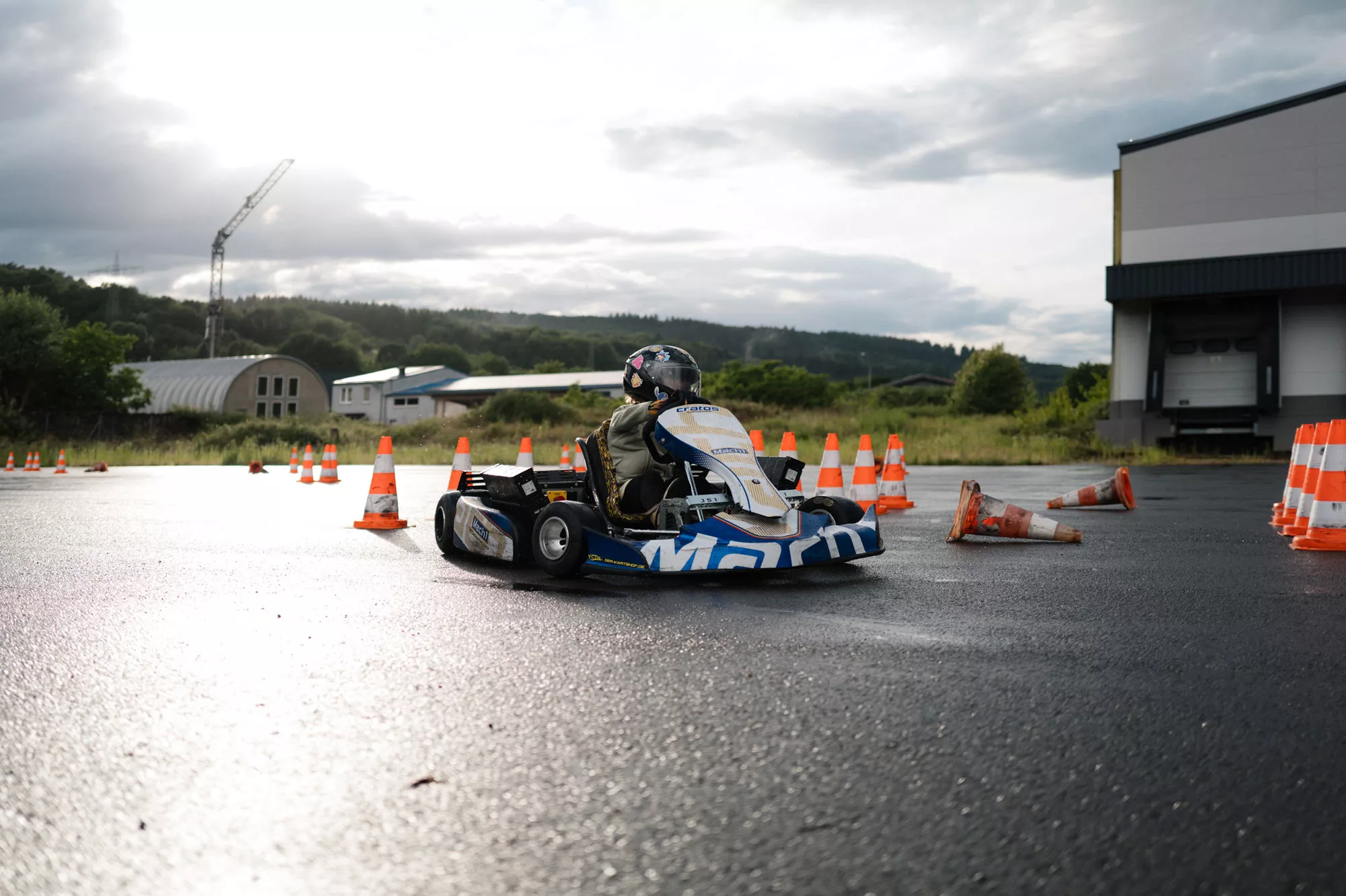 Kart auf der Ideallinie zwischen den Pylonen