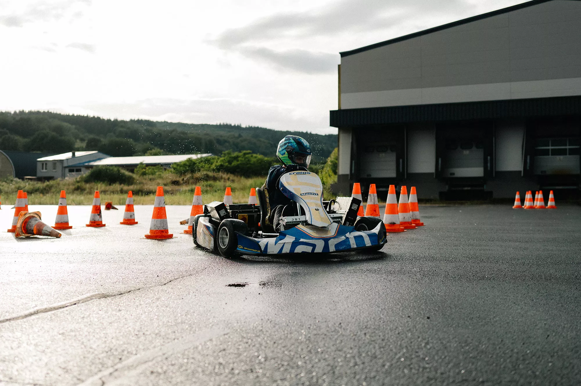 Jona im Kart beim Kart-Slalom