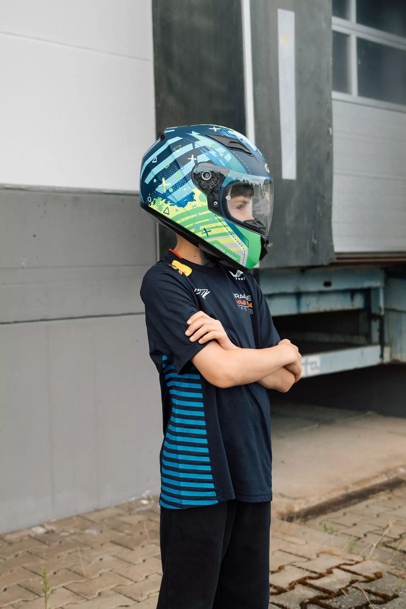 Fahrer mit Helm vor dem Start