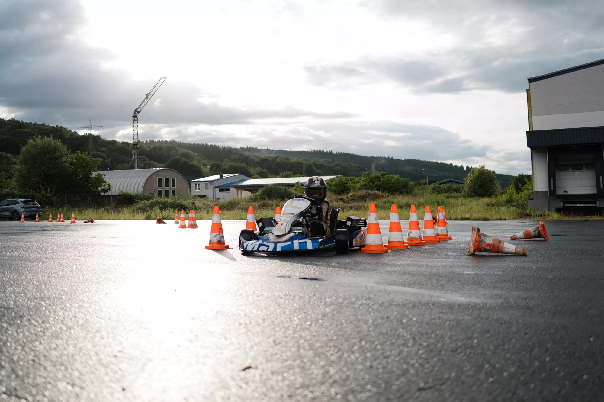 Lio im Kart beim Kart-Slalom
